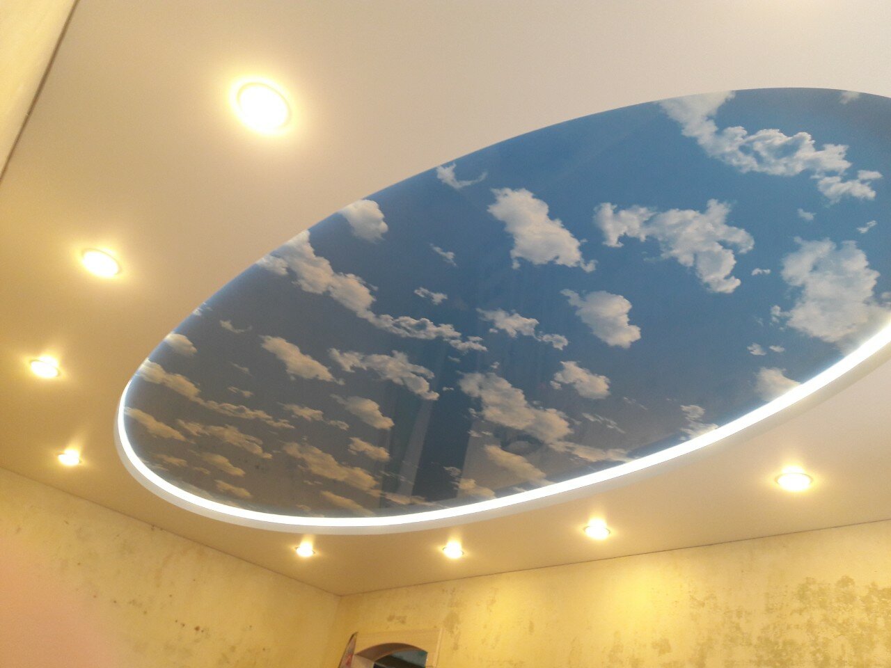 Монтаж двухуровневого натяжного потолка.