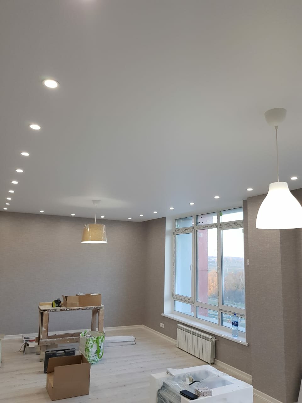 Монтаж матового натяжного потолка.