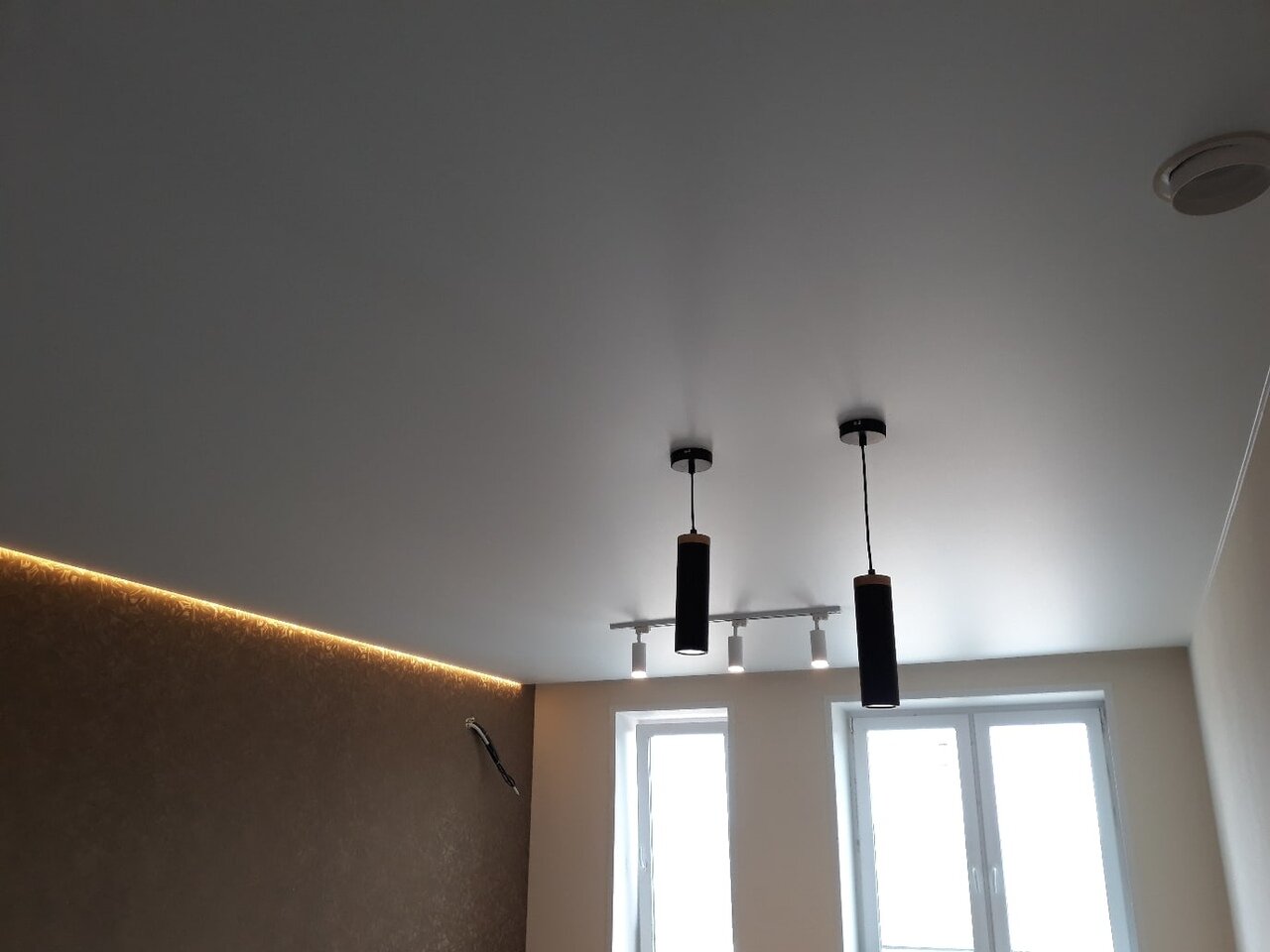 Монтаж сатинового натяжного потолка.