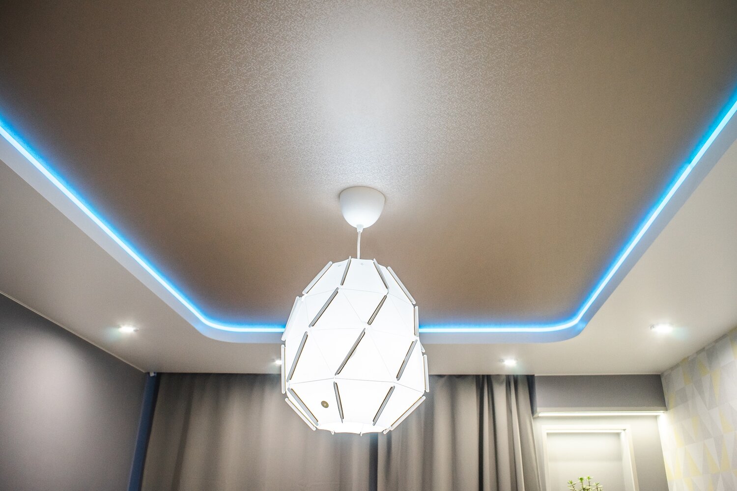 Монтаж фактурного натяжного потолка.