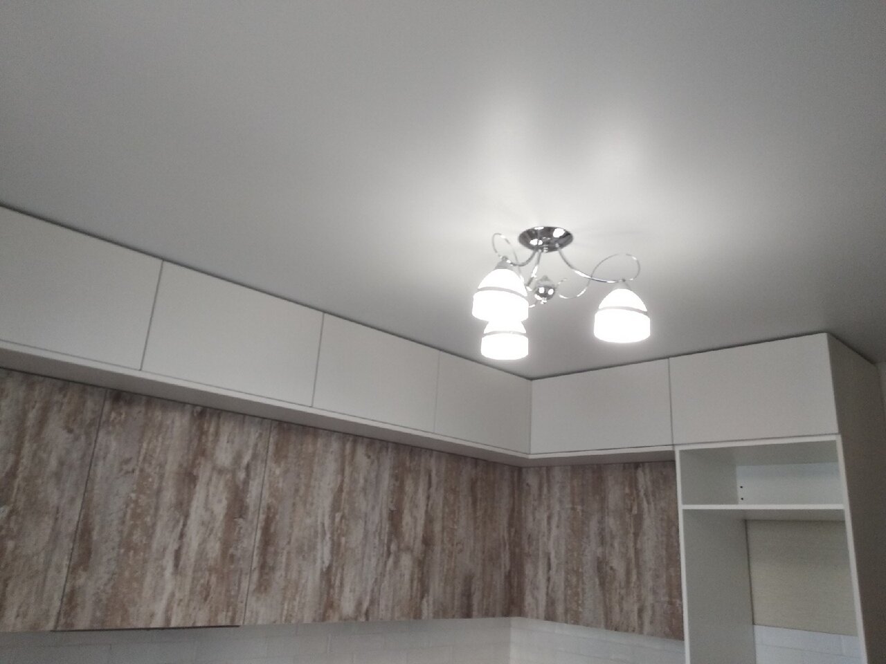 Монтаж матового натяжного потолка.