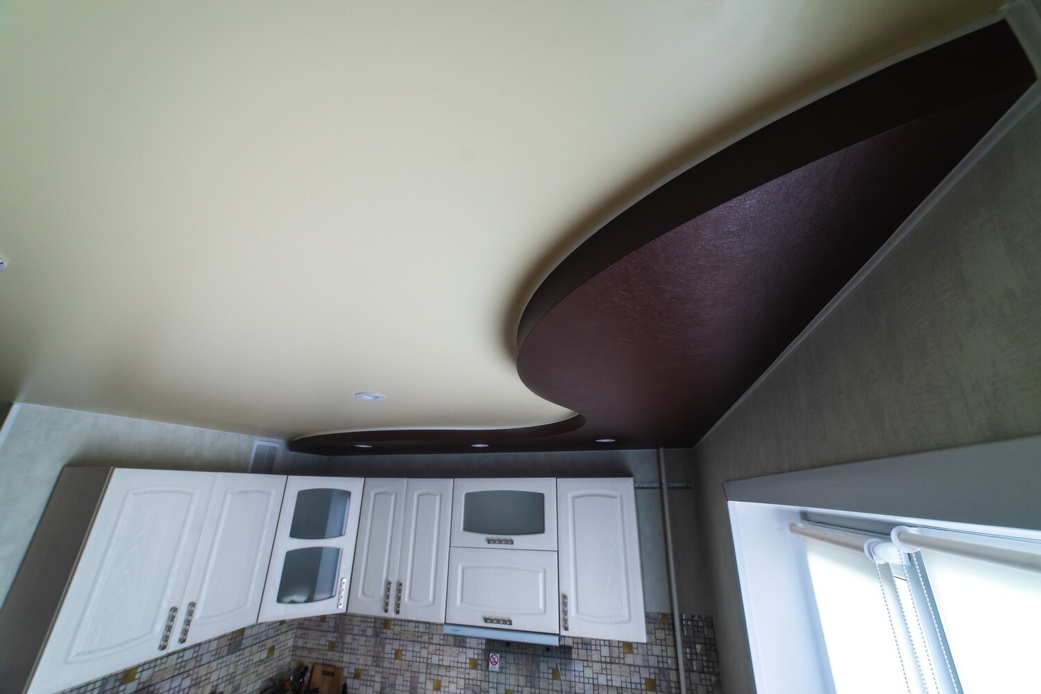 Монтаж фактурного натяжного потолка.