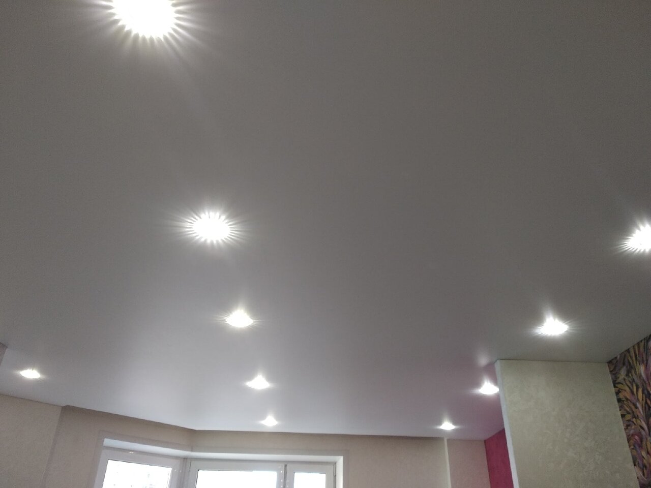 Монтаж матового натяжного потолка.