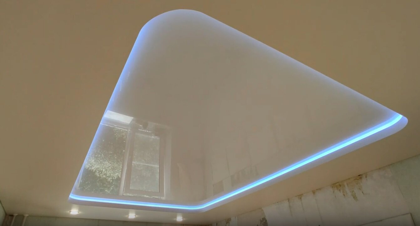 Монтаж двухуровневого натяжного потолка.