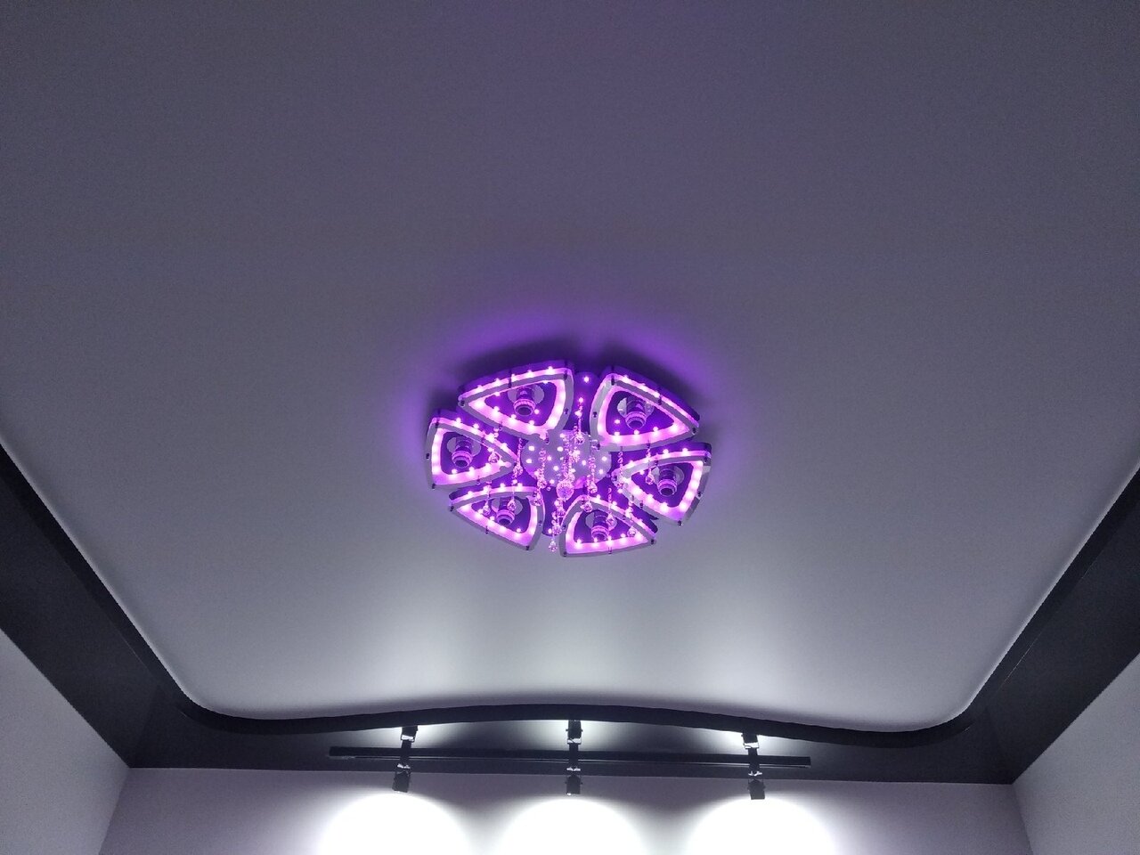 Монтаж двухуровневого натяжного потолка.