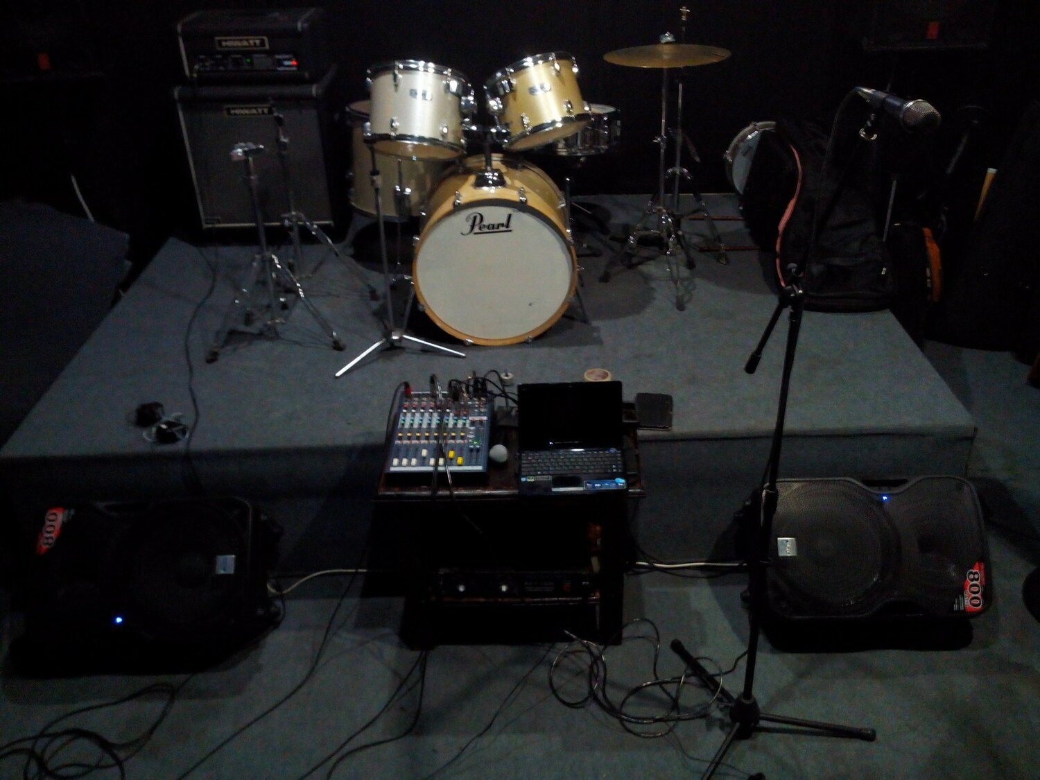 Аренда подиума для барабанной установки