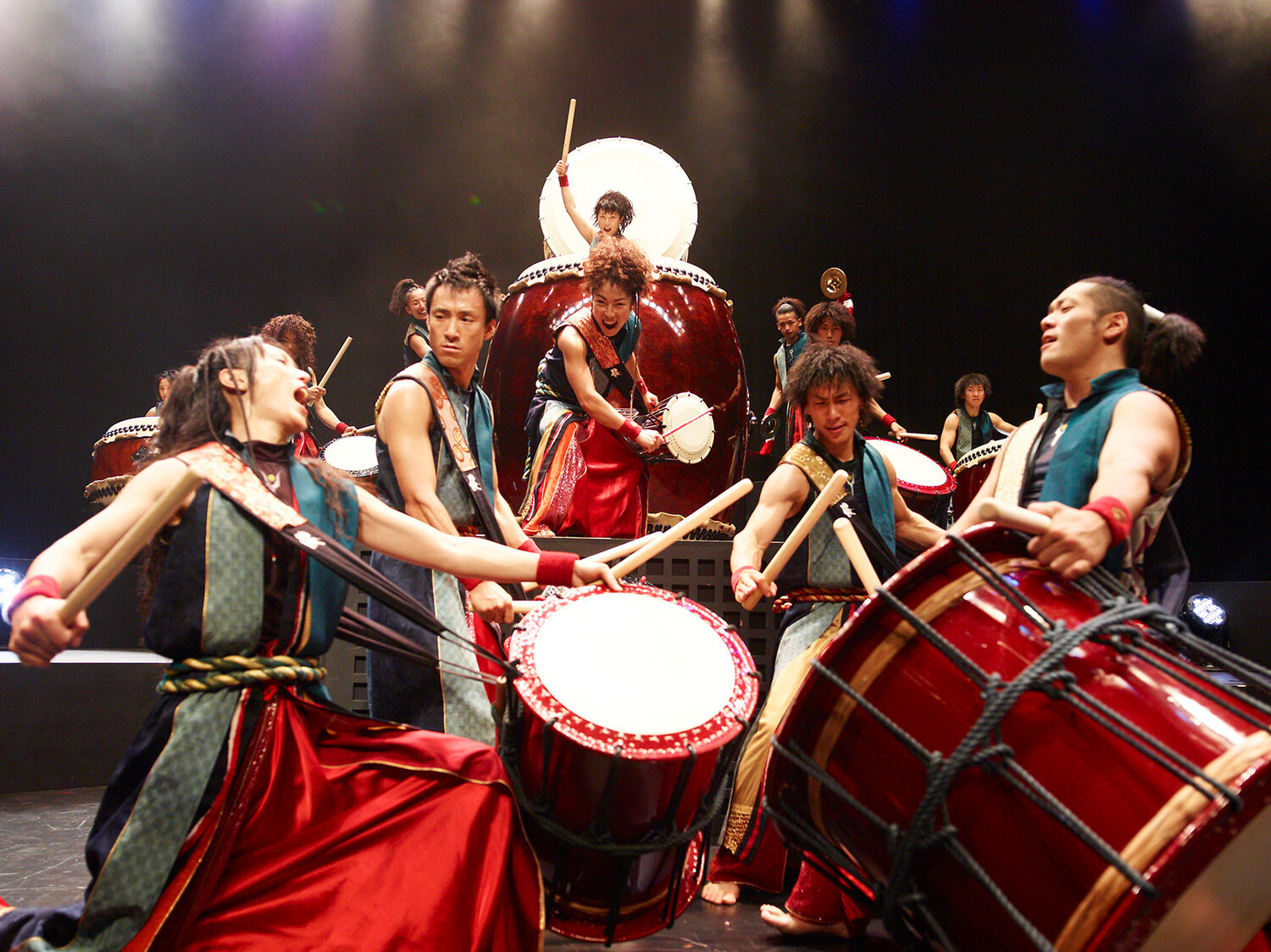 Этнические ансамбли: живое выступление и студийная запись.