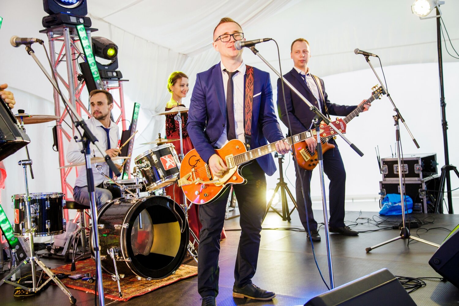 Закажите группу в стиле рок-н-ролл. Динамичное выступление под любой бюджет