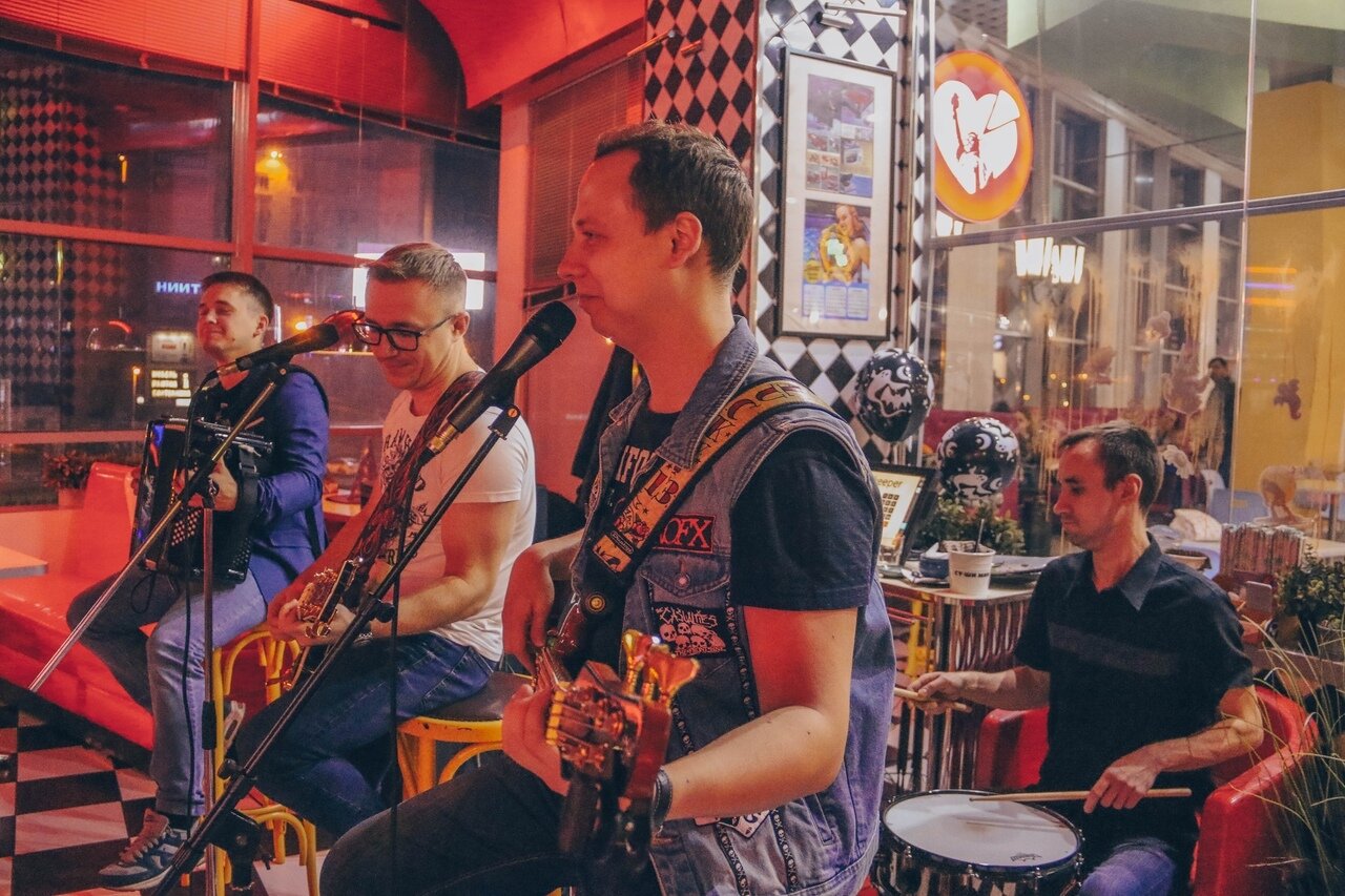 Закажите группу в стиле рок-н-ролл. Динамичное выступление под любой бюджет