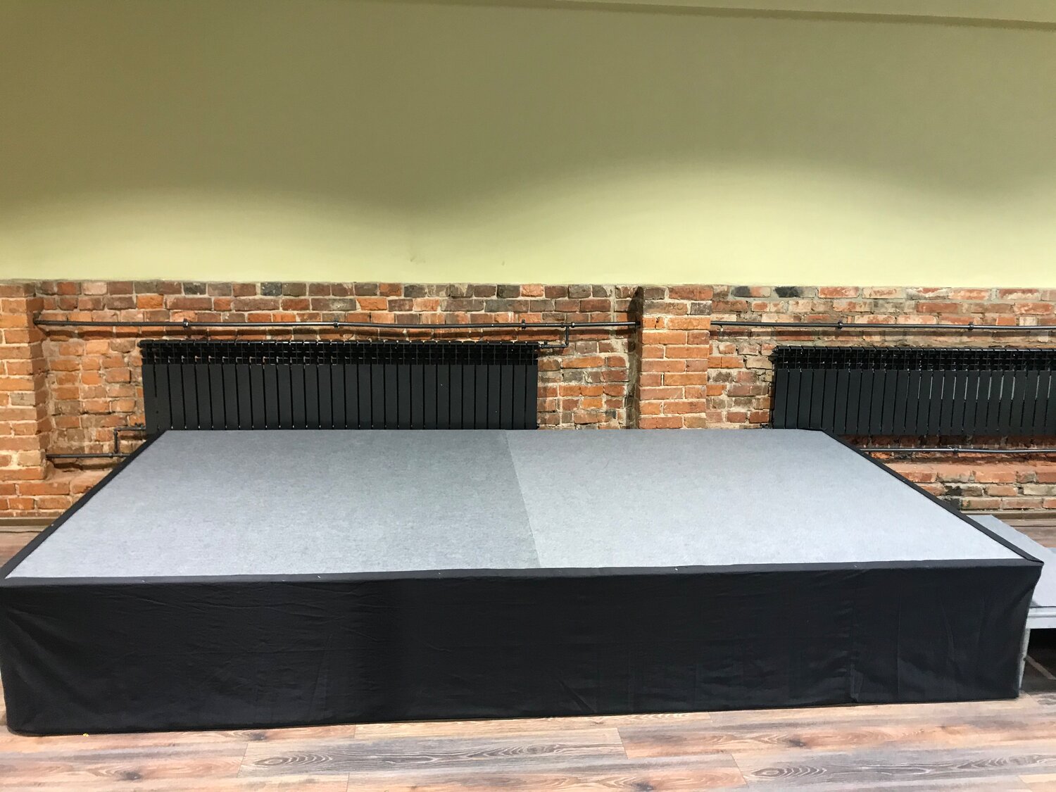 Аренда подиума для барабанной установки