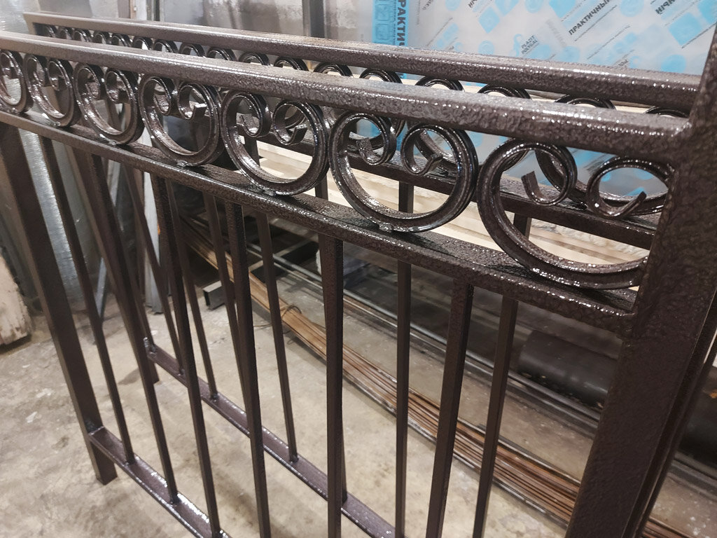 Идеальные перила: прочный металл и теплый поручень!