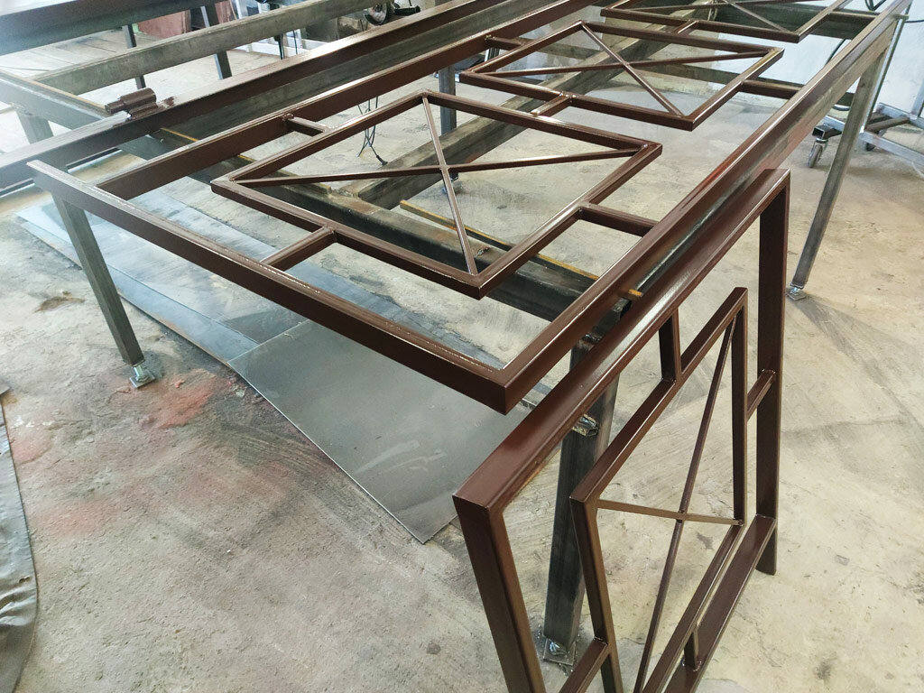 Идеальные перила: прочный металл и теплый поручень!