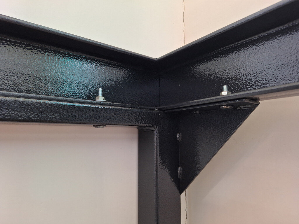 Установка каркасов лестниц: сварных и сборных.