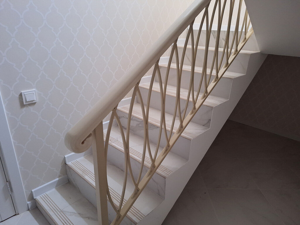 Идеальные перила: прочный металл и теплый поручень!