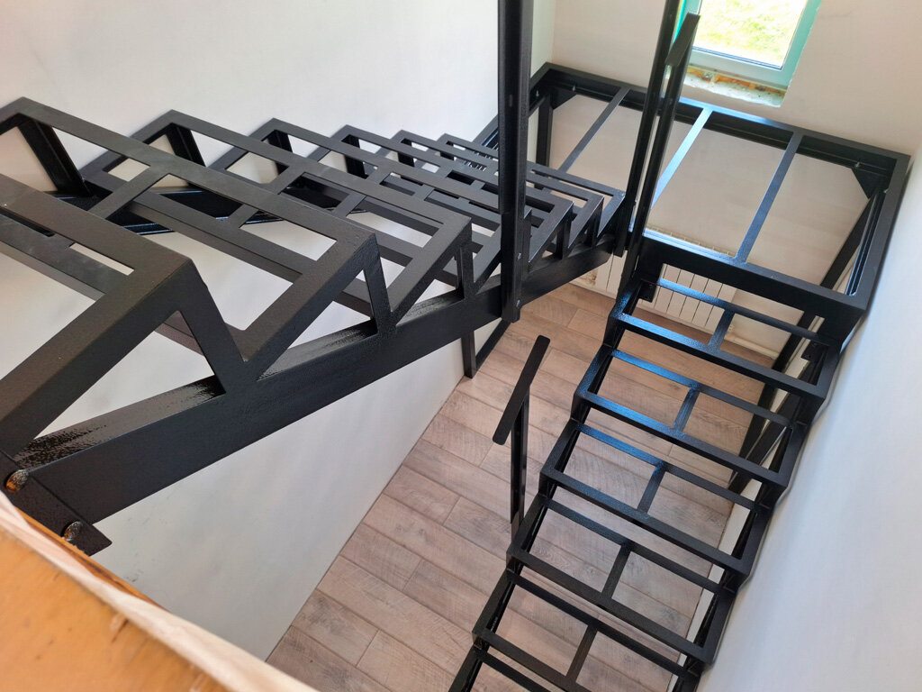 Установка сварных металлокаркасов лестниц под последующую отделку.