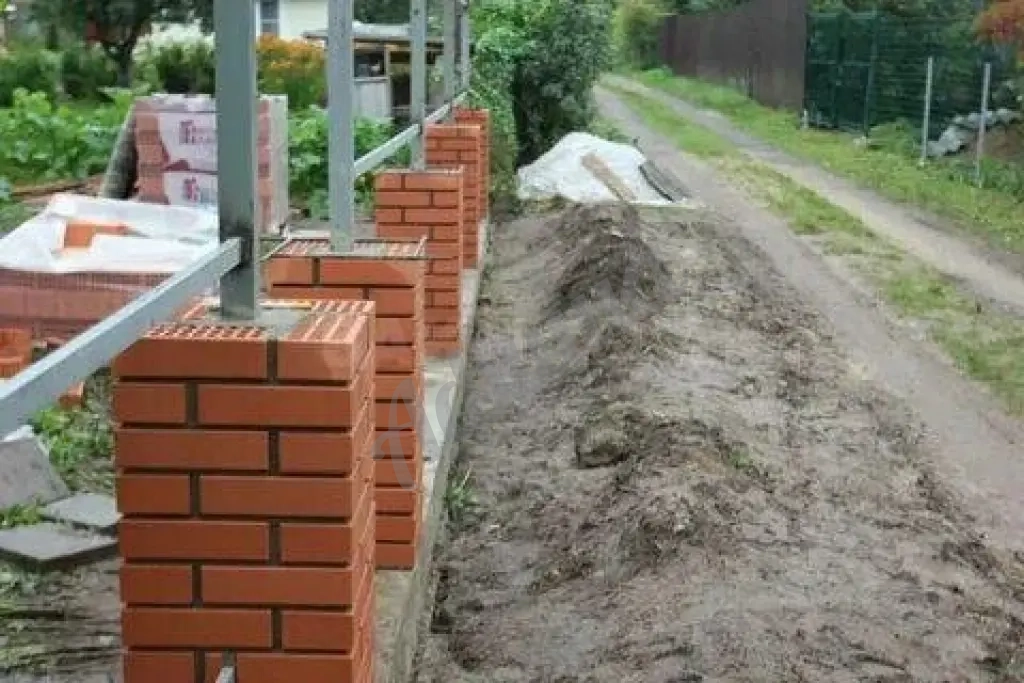 Строительство кирпичного забора