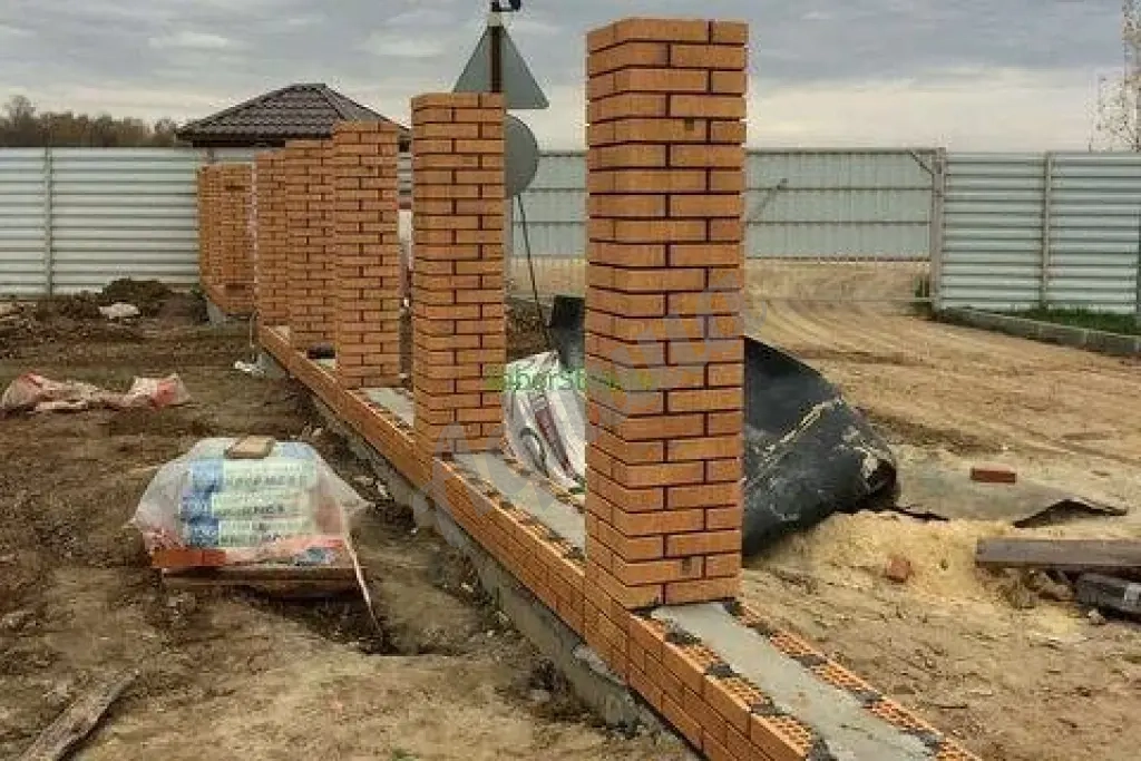 Строительство кирпичного забора