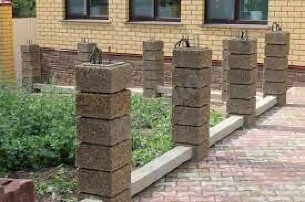 Строительство забора из бетонных блоков