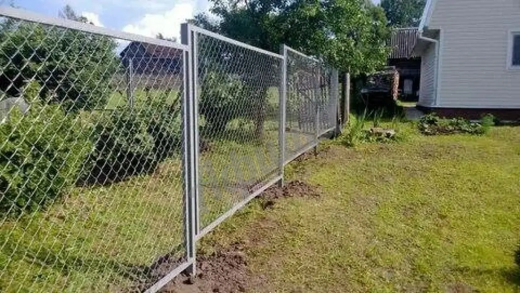 Строительство забора из сетки рабица