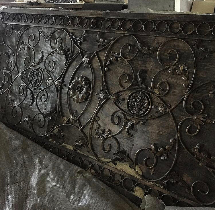 Изготовление перил и поручней для лестниц.