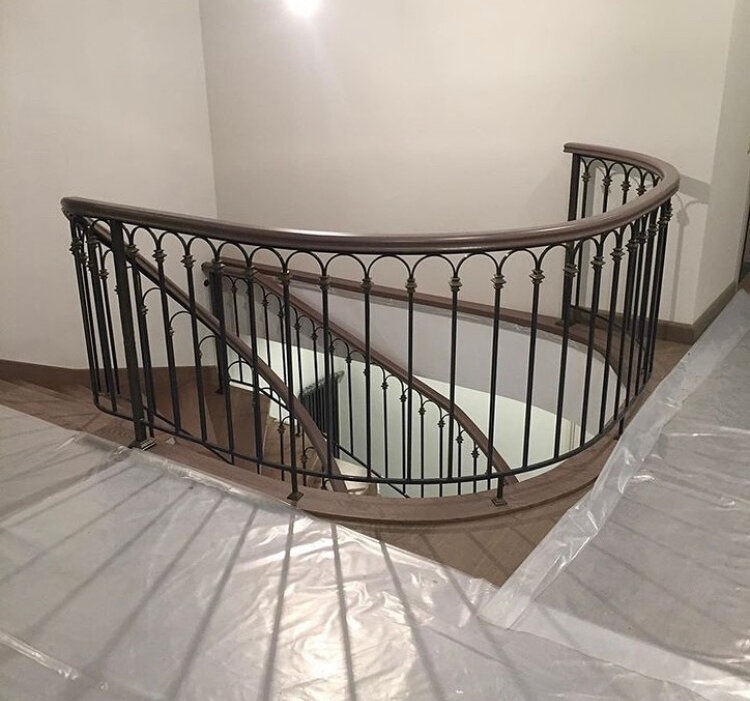 Изготовление деревянной лестницы с кованными перилами