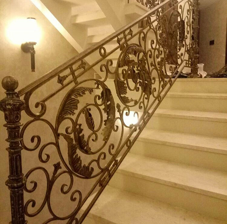 Изготовление перил и поручней для лестниц.