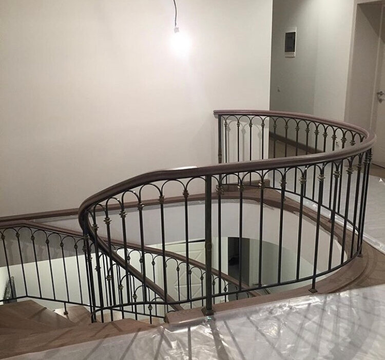 Изготовление деревянной лестницы с кованными перилами