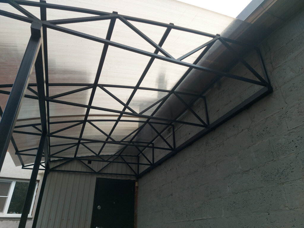 Монтаж навеса из поликарбоната